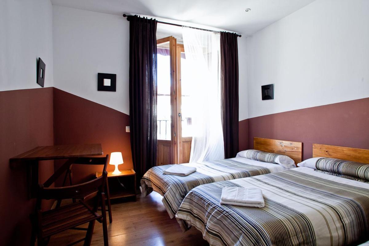 Hostal La Casa De La Plaza Madrid Exterior photo