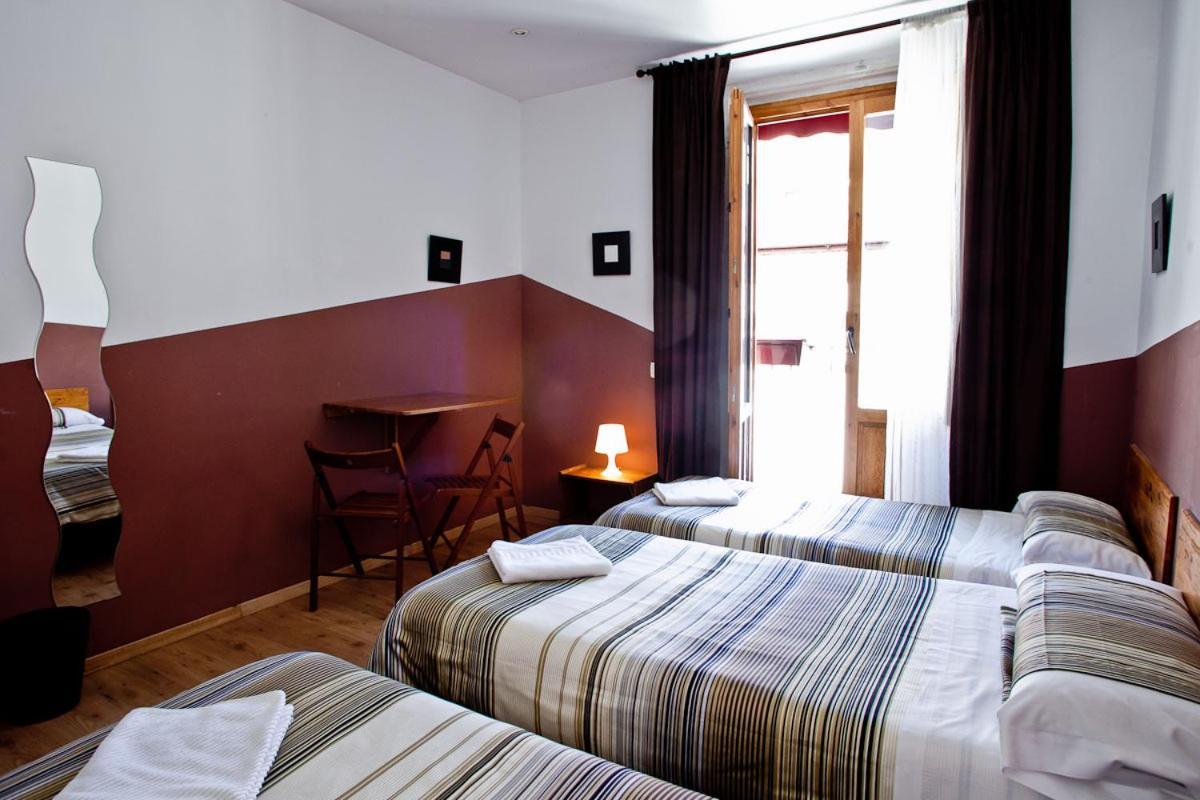 Hostal La Casa De La Plaza Madrid Exterior photo