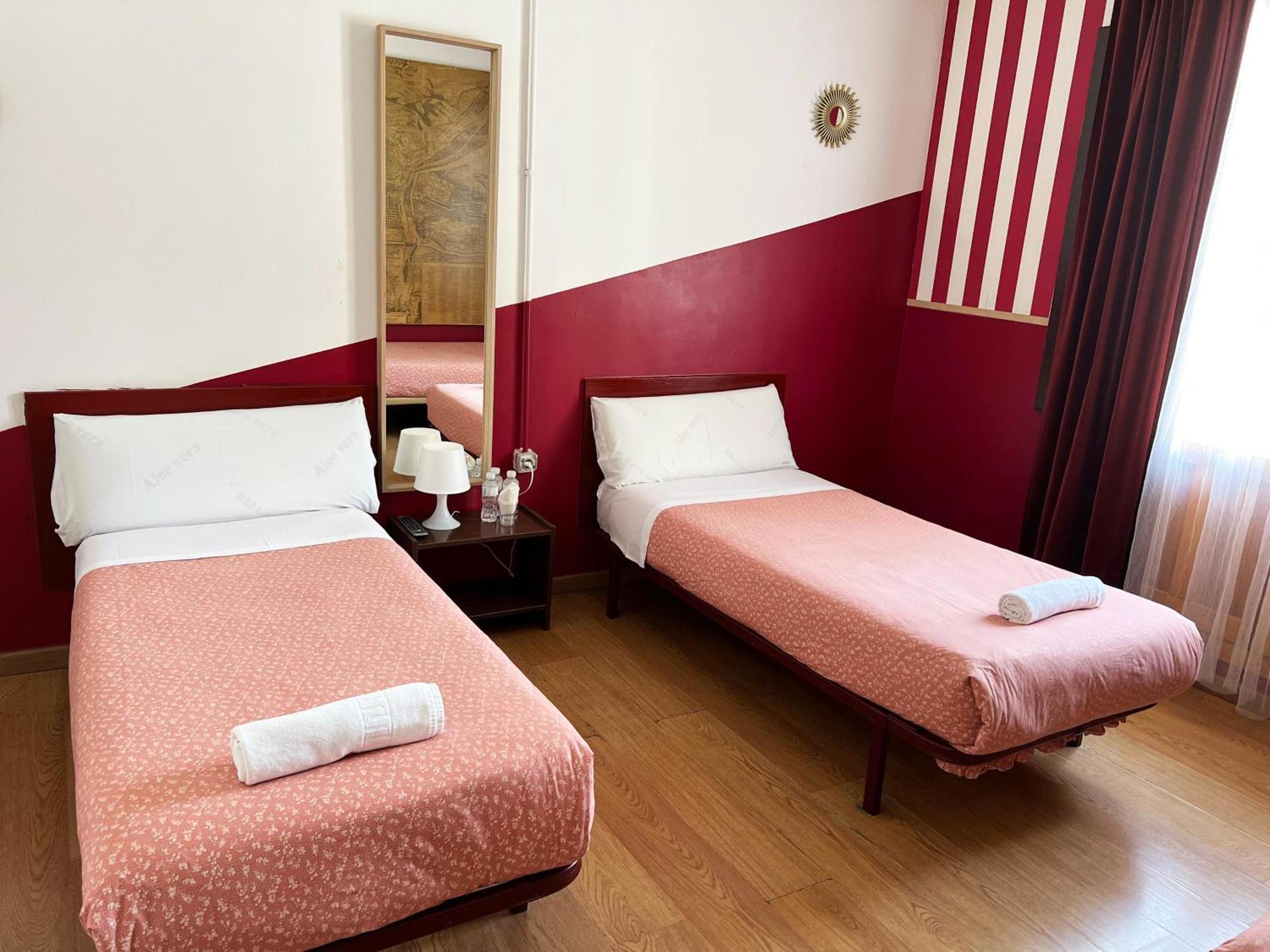 Hostal La Casa De La Plaza Madrid Exterior photo