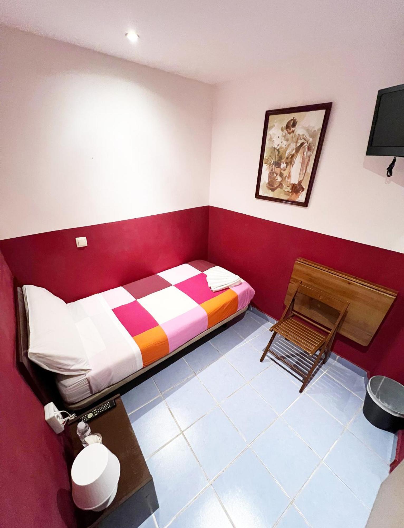 Hostal La Casa De La Plaza Madrid Exterior photo