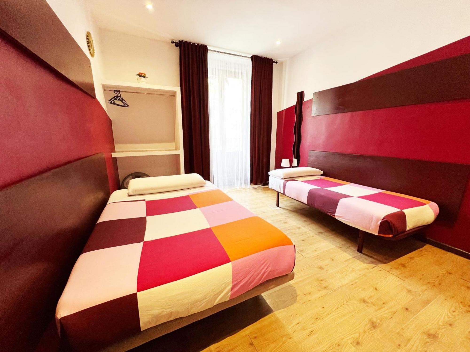 Hostal La Casa De La Plaza Madrid Exterior photo