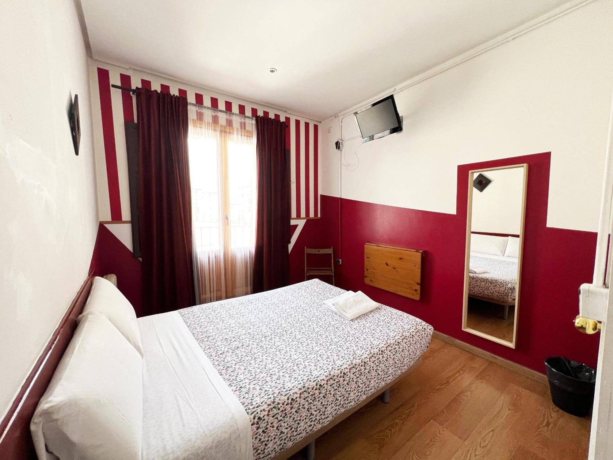 Hostal La Casa De La Plaza Madrid Exterior photo