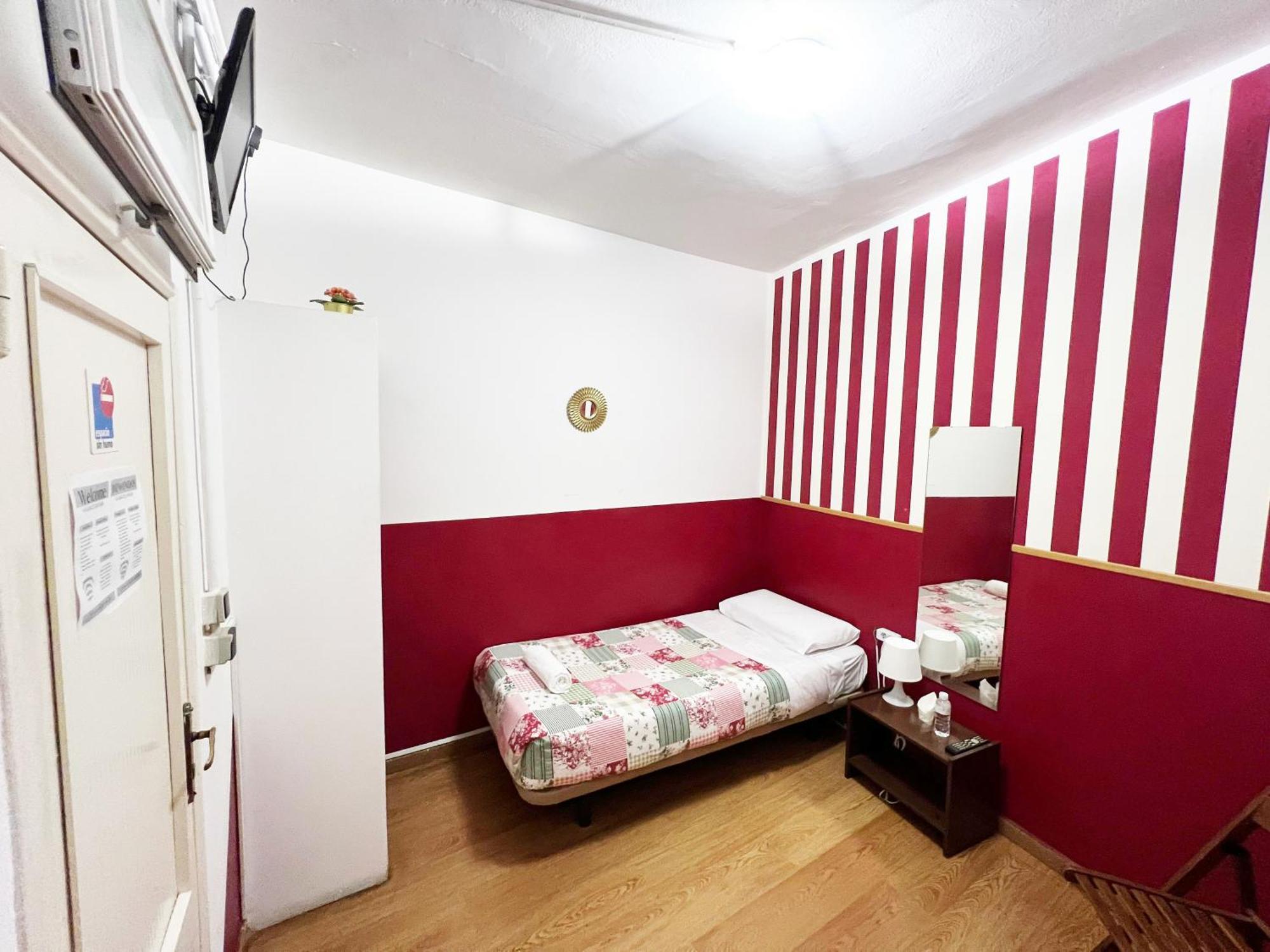 Hostal La Casa De La Plaza Madrid Exterior photo