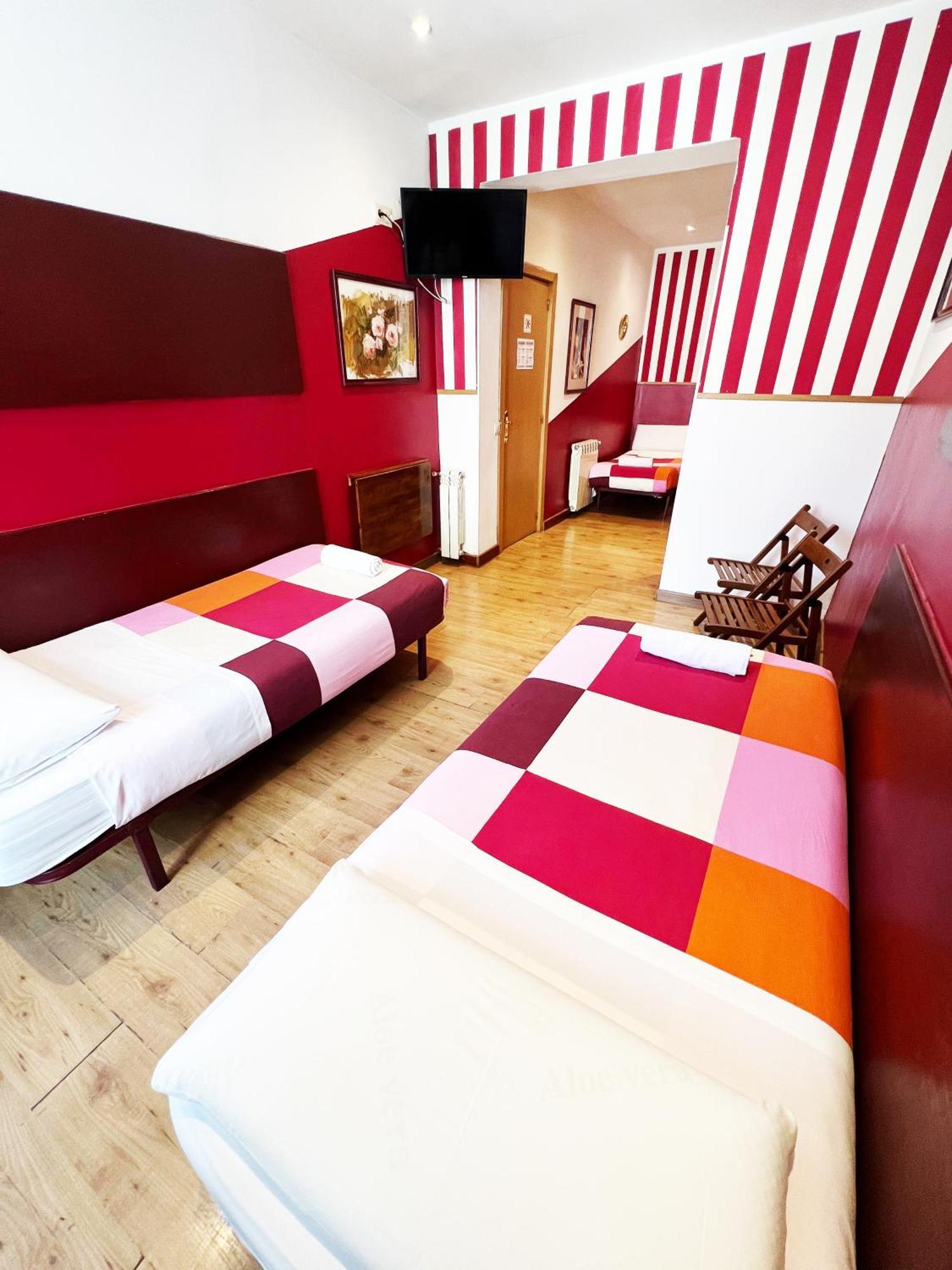Hostal La Casa De La Plaza Madrid Exterior photo