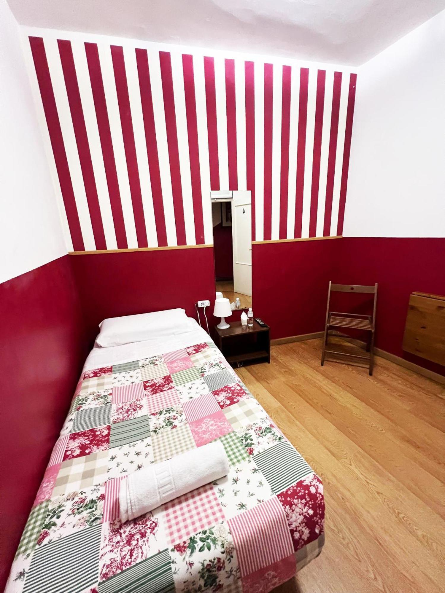 Hostal La Casa De La Plaza Madrid Exterior photo