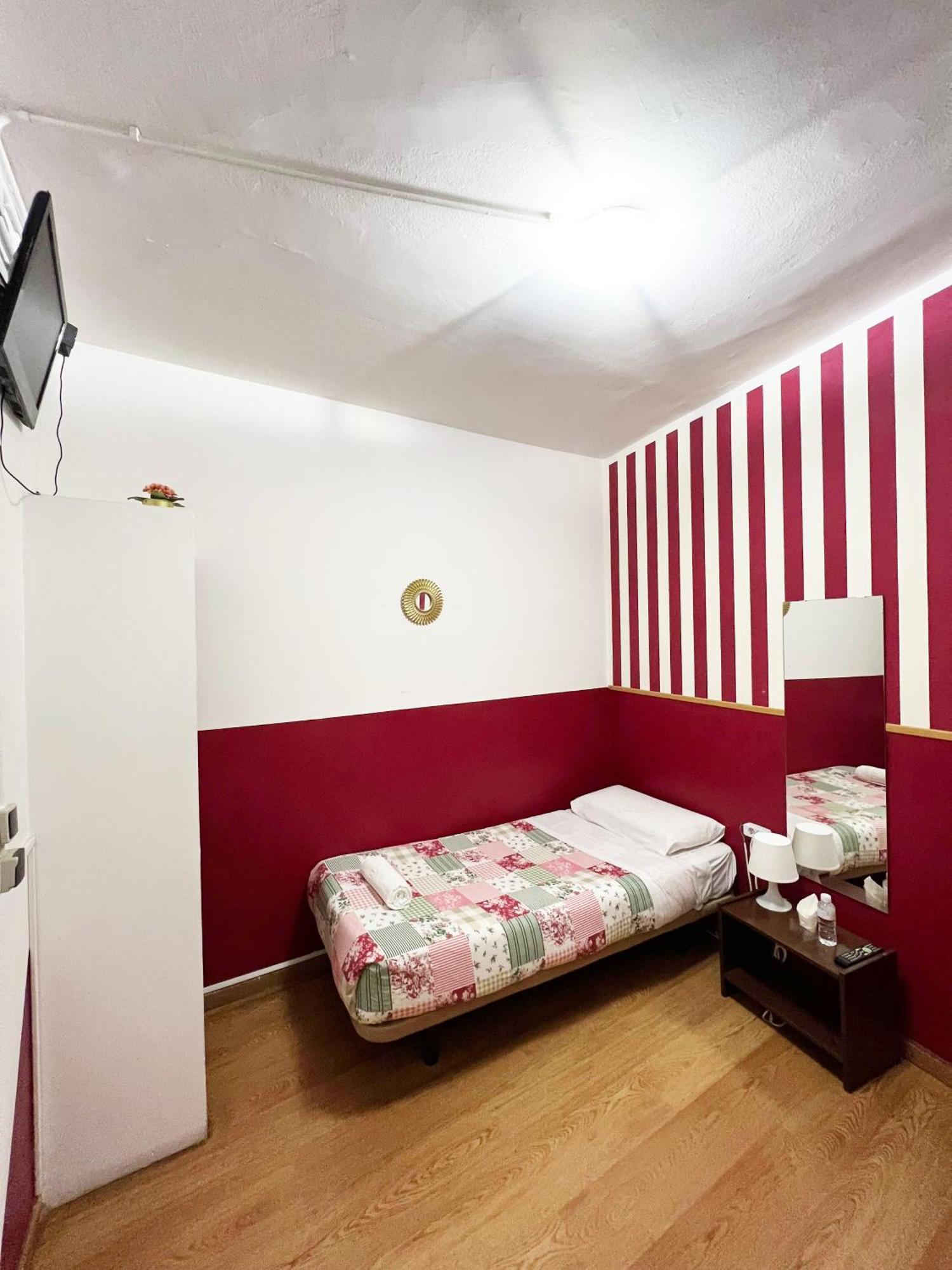 Hostal La Casa De La Plaza Madrid Exterior photo