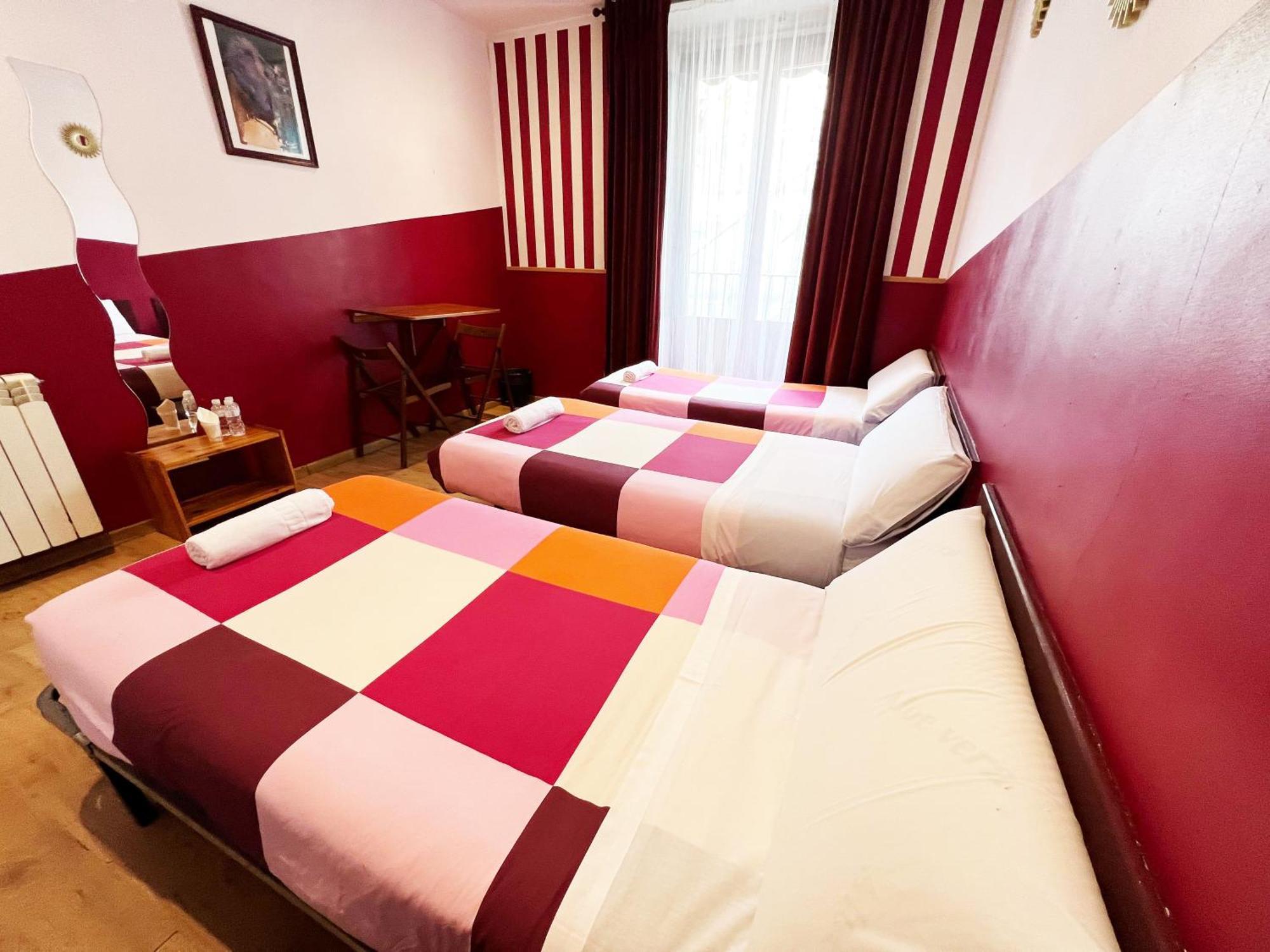 Hostal La Casa De La Plaza Madrid Exterior photo