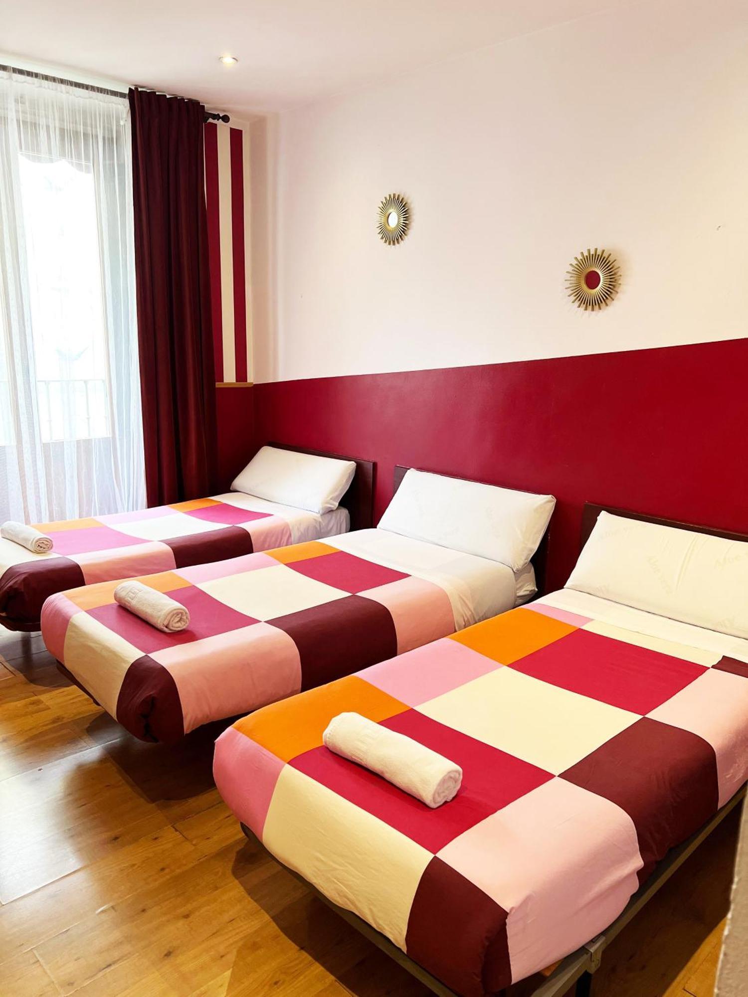 Hostal La Casa De La Plaza Madrid Exterior photo
