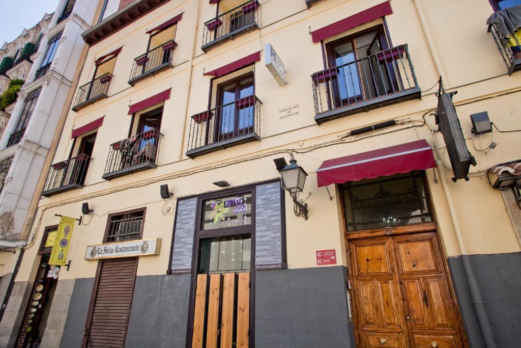 Hostal La Casa De La Plaza Madrid Exterior photo