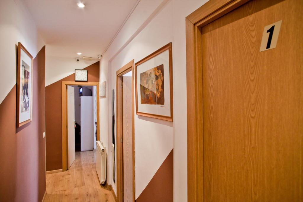 Hostal La Casa De La Plaza Madrid Exterior photo